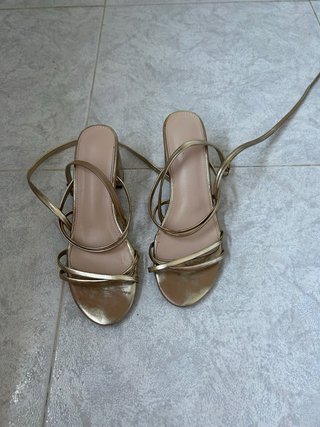 Sandalias tacón dorado