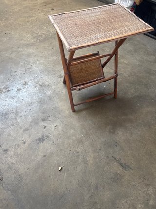 Mesa auxiliar de bambú y mimbre