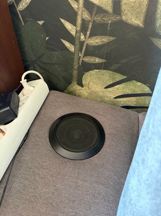 Sofá modular gris oscuro con altavoces