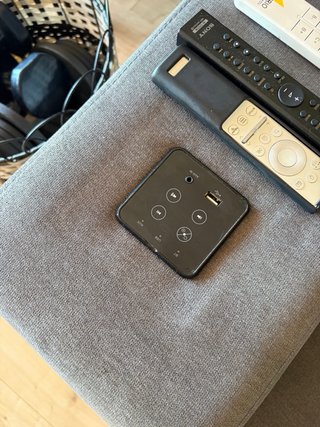 Sofá modular gris oscuro con altavoces