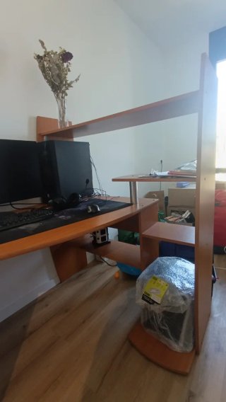 Escritorio esquinero con estantería