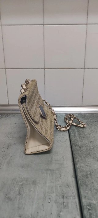 Bolso de hombro beige con cadena dorada