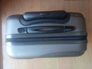 Maleta de viaje gris oscuro