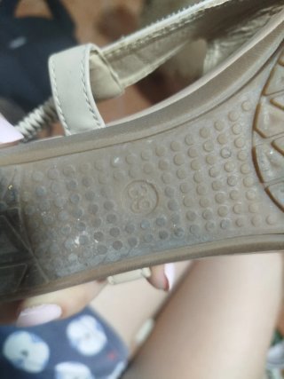 Sandalias beige y plateadas con pedrería