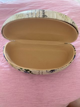 Estuche de gafas con mapa y mariposas