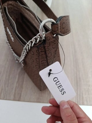 Bolso Guess Marrón con Cadena y Dijes