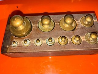 Balanza antigua con juego de pesas