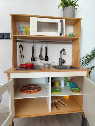 Cocinita de madera IKEA con complementos