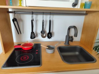 Cocinita de madera IKEA con complementos