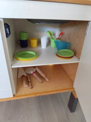 Cocinita de madera IKEA con complementos
