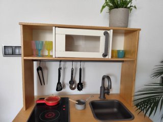 Cocinita de madera IKEA con complementos