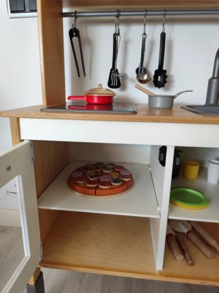 Cocinita de madera IKEA con complementos