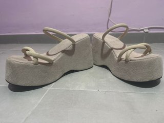 Sandalias de plataforma beige