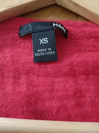Bonito jersey H&M de Pico en Lana Roja Talla XS