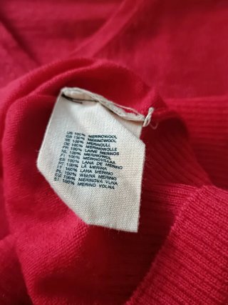 Bonito jersey H&M de Pico en Lana Roja Talla XS