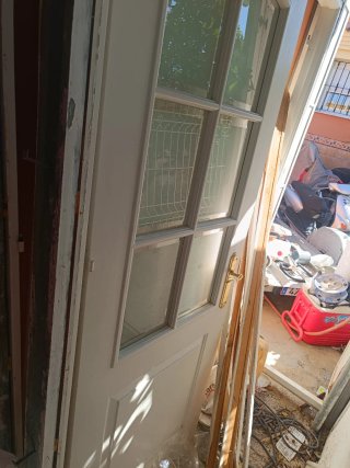 2 Puerta maciza de madera con cristal