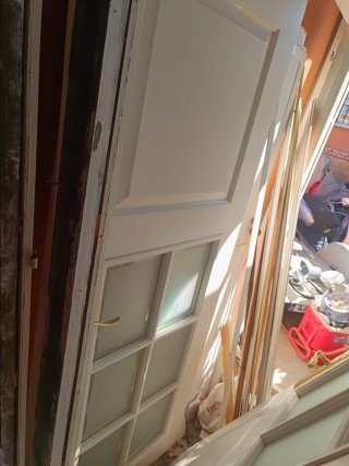 2 Puerta maciza de madera con cristal