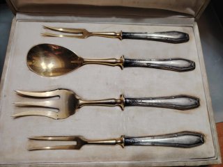 Antiche posate in metallo e legno
