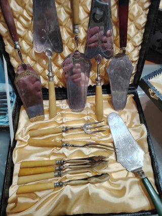 Antiche posate in metallo e legno
