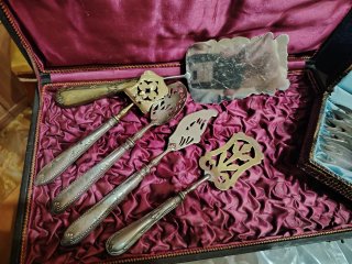 Antiche posate in metallo e legno