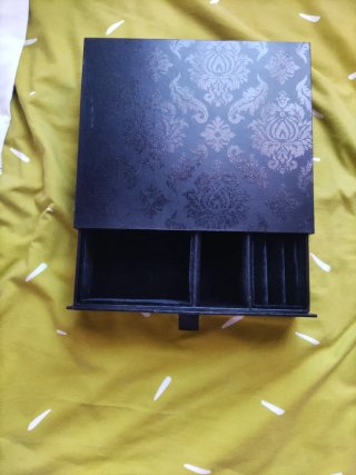 Joyero negro elegante.