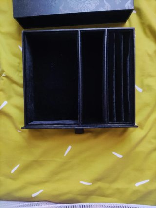 Joyero negro elegante.