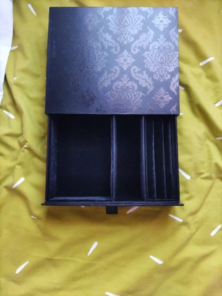 Joyero negro elegante.