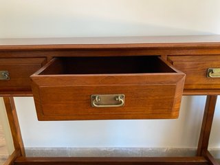 Tavolo in legno teak con 3 cassetti