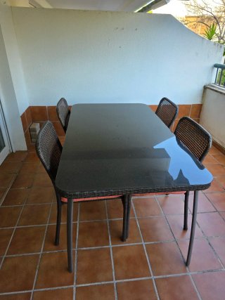 Mesa y 4 sillas terraza cristal y ratán