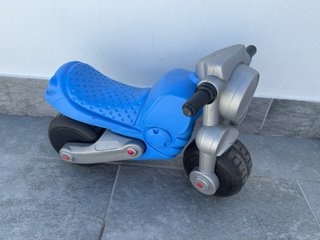 Moto infantil de plástico azul y gris