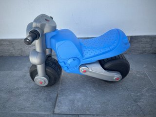 Moto infantil de plástico azul y gris