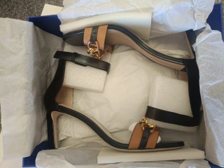 Sandalias Stuart Weitzman Negro y Marrón
