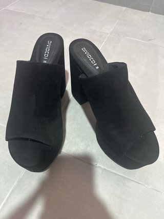 Sandalias de terciopelo negras Divided