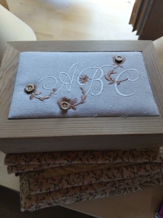 Caja de madera bordada ABC