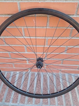 Rueda delantera bicicleta carretera