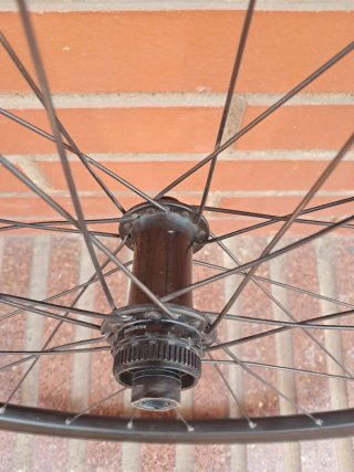 Rueda delantera bicicleta carretera