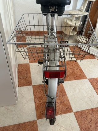 Bicicleta de paseo plateada con cesta