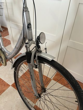 Bicicleta de paseo plateada con cesta