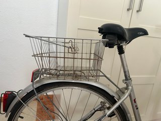 Bicicleta de paseo plateada con cesta