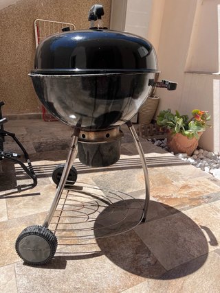 Barbacoa de carbón negra y plateada