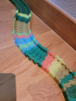 Pista de coches luminosos con dinosaurios
