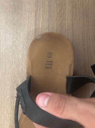 Sandalias Beige y Negras Talla 39.