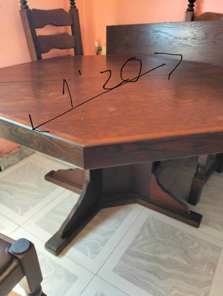 Mesa octogonal y 4 sillas de madera.Con ampliación