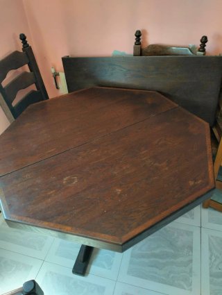 Mesa octogonal y 4 sillas de madera.Con ampliación