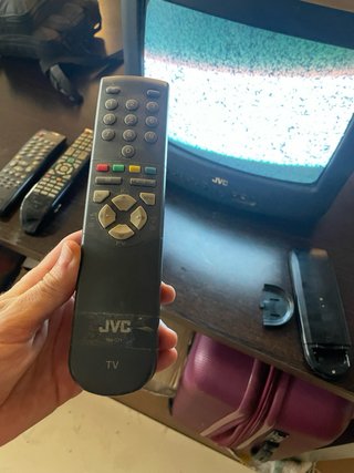 Lote Electrónica Vintage: TV JVC + 2 TVs + radios