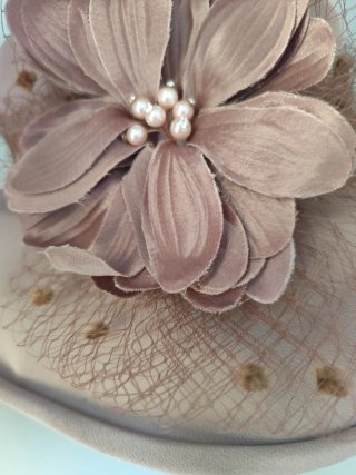 Sombrero de ala ancha con flor ,nude