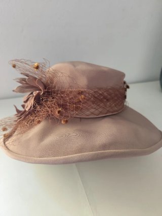 Sombrero de ala ancha con flor ,nude