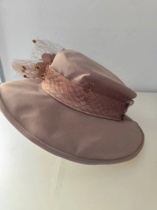 Sombrero de ala ancha con flor ,nude