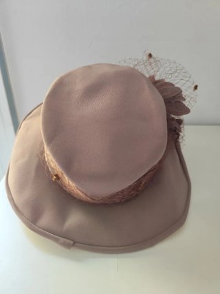 Sombrero de ala ancha con flor ,nude