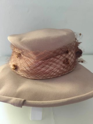 Sombrero de ala ancha con flor ,nude